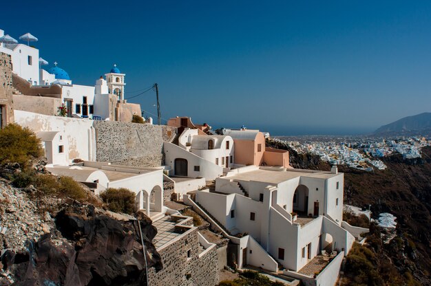 Vista del archipiélago griego de Santorini durante el día.