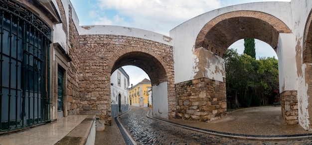 Vista del arco histórico en la ciudad de Faro, Portugal.