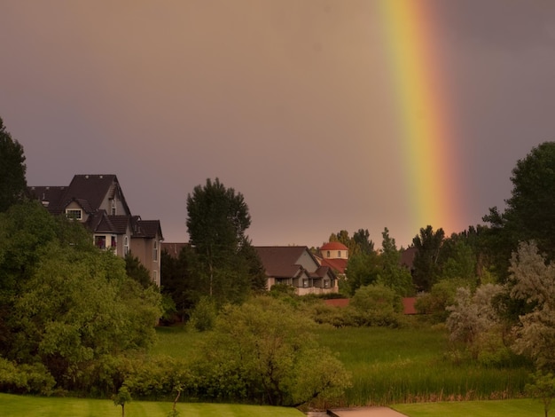 Vista del arco iris desde el parque de la ciudad.