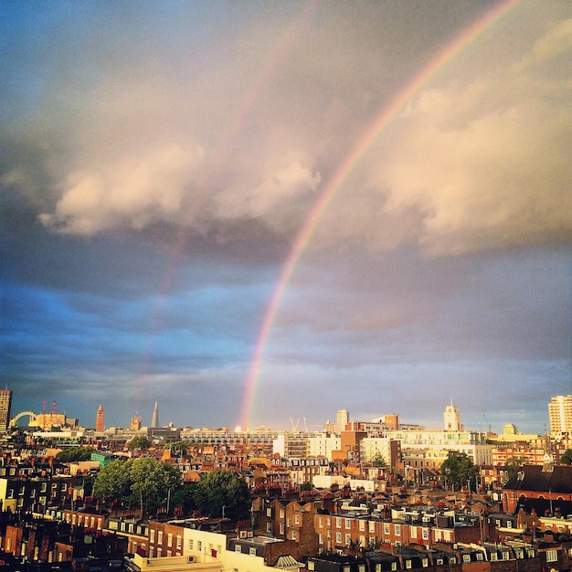 Foto vista del arco iris sobre la ciudad