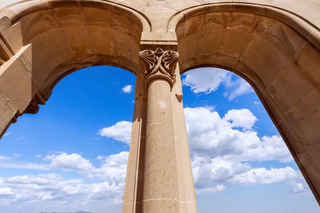 Foto vista desde los arcos al hermoso cielo azul con nubes blancas.