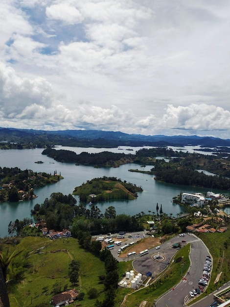 Vista del área del lago Guatape desde Piedra de Peñón