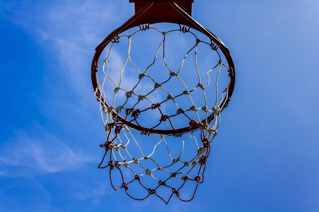 Una vista de un aro de baloncesto desde abajo.