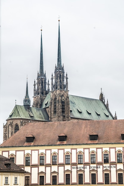 Vista de la arquitectura gótica de la República Checa de Brno en el casco antiguo