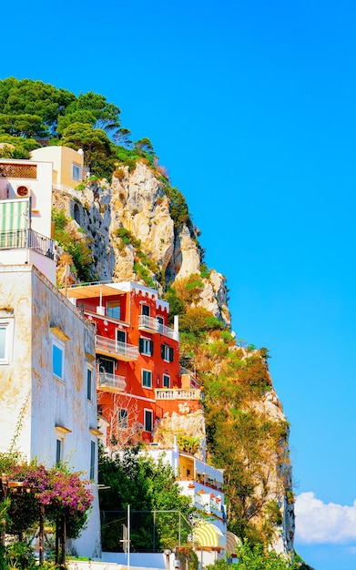Vista con arquitectura de villa y casa en la isla de Capri en Nápoles en Italia. Paisaje en el mar Mediterráneo azul en la costa italiana. Anacapri en Europa en verano. Paisaje de Amalfi en la montaña Solaro