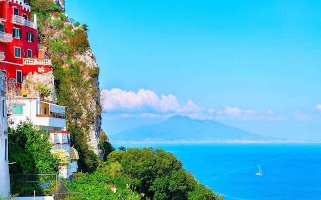 Vista con arquitectura de villas en la isla de Capri en Nápoles en Italia. Paisaje con barcos y yates en el mar Mediterráneo en la costa italiana. Anacapri en Europa en verano. Paisaje de Amalfi en la montaña Solaro