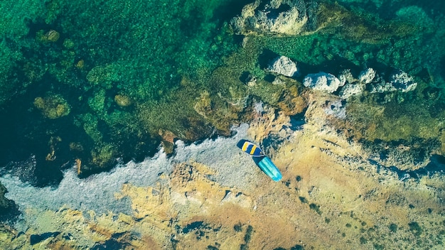 Vista de arriba hacia abajo del barco de pesca en la orilla