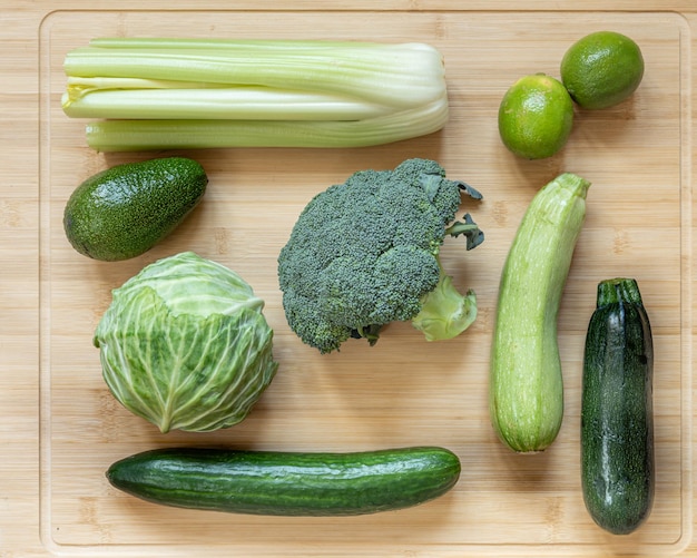 Vista de arriba hacia abajo para colocar vegetales verdes planos con apio, brócoli, pepino, repollo, calabacín