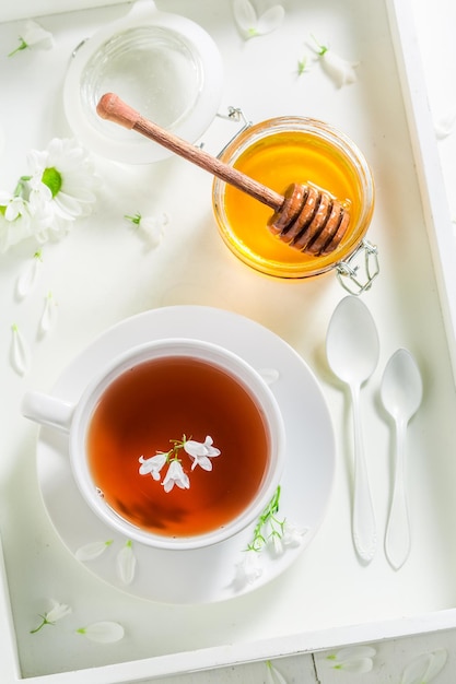 Vista de arriba hacia abajo del té con miel.