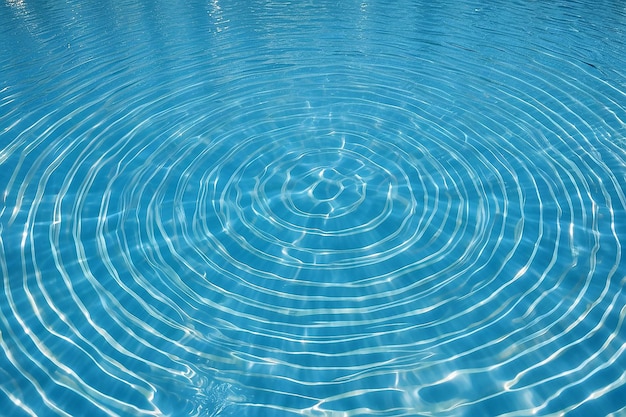 Vista de arriba Anillos de agua azules en primer plano Reflexiones circulares en la piscina