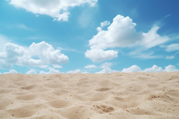 Vista hacia arriba de arena bajo un cielo azul y nubes blancas