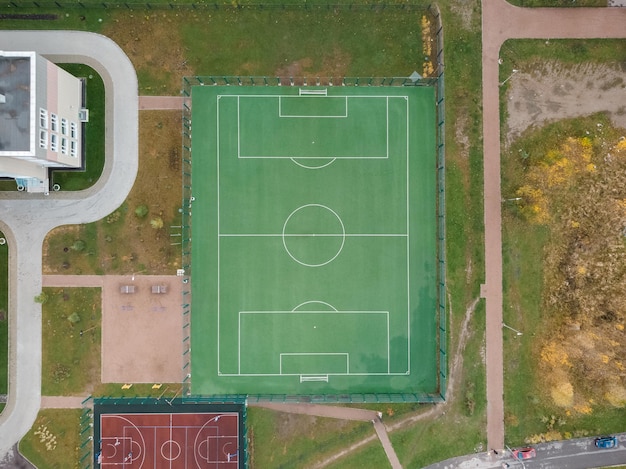 Vista desde arriba en el campo de fútbol vacío Terreno para jugar al fútbol Actividades deportivas al aire libre