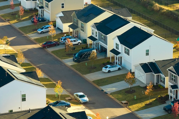 Vista desde arriba de casas residenciales densamente construidas en la sala de estar en Carolina del Sur Casas de ensueño americano como ejemplo de desarrollo inmobiliario en los suburbios de EE. UU.