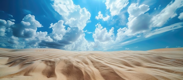 Foto vista hacia arriba del cielo azul con nubes blancas contra la superficie arenosa