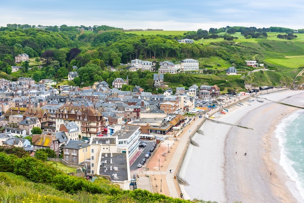 Vista desde arriba de la ciudad y la bahía de Etretat, Francia