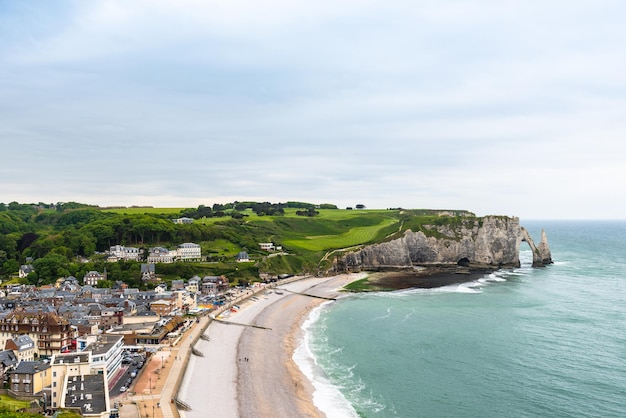 Vista desde arriba de la ciudad y la bahía de Etretat, Francia