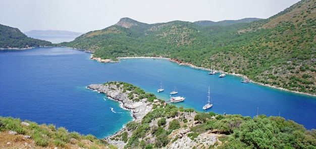 Vista desde arriba a la costa del mar Mediterráneo en Turquía