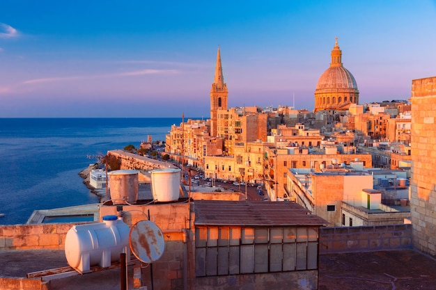 Vista desde arriba de las cúpulas de las iglesias y techos al hermoso atardecer con la iglesia de nuestra señora de mo