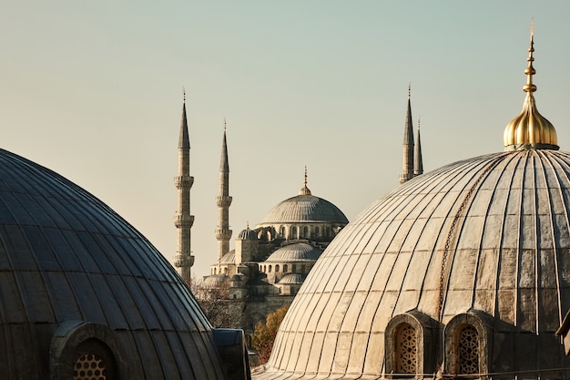 Vista desde arriba de las cúpulas de la mezquita de Suleymaniy contra el cielo en Estambul, Turquía