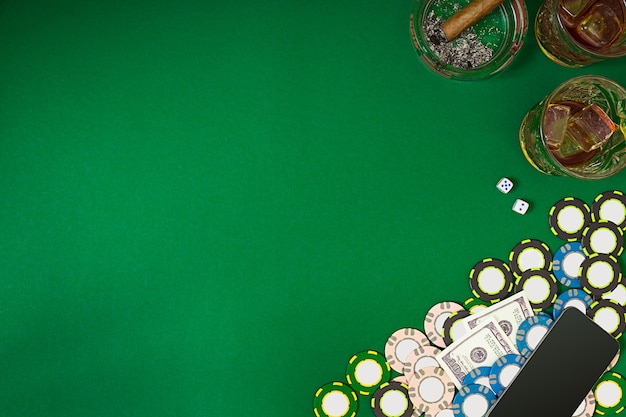 Vista desde arriba con espacio de copia maqueta de diseño de plantilla de banner para casino en línea vista superior de mesa verde ...