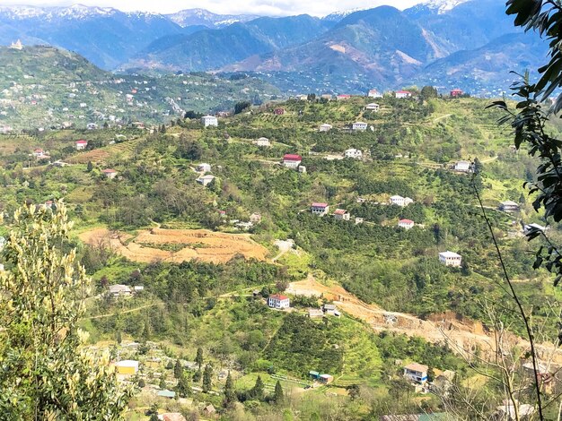 La vista desde arriba desde lo alto de una hermosa ciudad turística con edificios y techos de casas