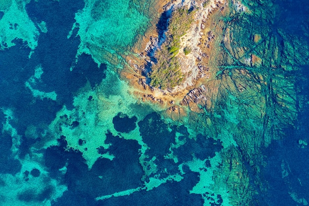 Vista desde arriba del mar y la isla