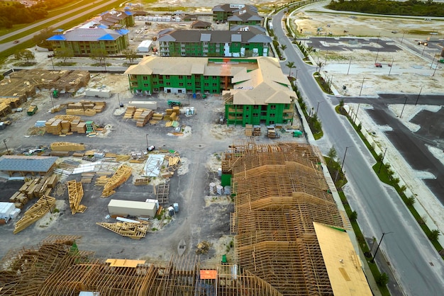 Vista desde arriba del marco inacabado de condominios de apartamentos con vigas de techo de madera en construcción Desarrollo de viviendas residenciales en los suburbios de EE. UU. Mercado inmobiliario en EE. UU.