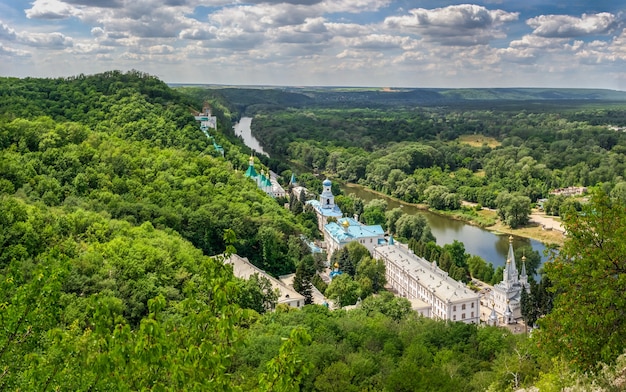 Vista desde arriba de las Montañas Santas Lavra de la Santa Dormición en Svyatogorsk o Sviatohirsk, Ucrania, en un día de verano