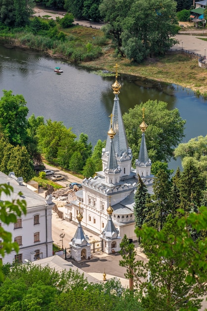 Vista desde arriba de las Montañas Santas Lavra de la Santa Dormición en Svyatogorsk o Sviatohirsk, Ucrania, en un día de verano