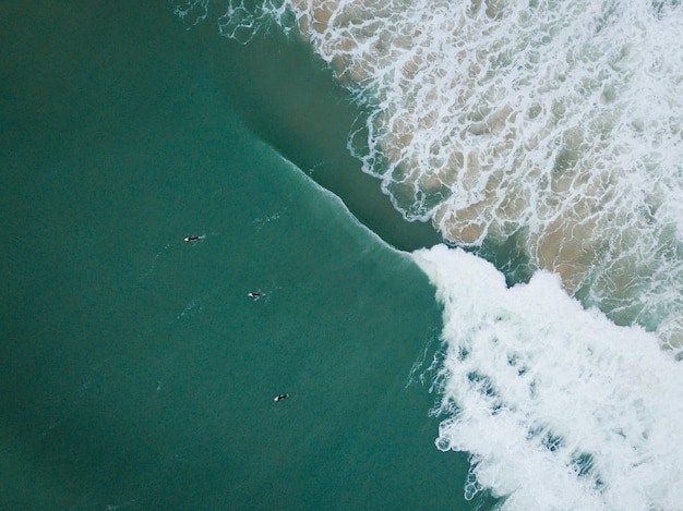 Foto vista de arriba de las olas verdes en el mar de portugal