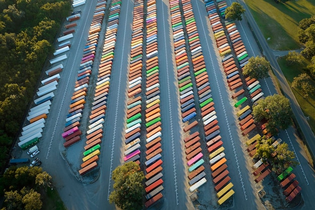 Vista desde arriba del patio industrial de contenedores de carga con muchos contenedores de carga Concepto de entrega internacional de mercancías