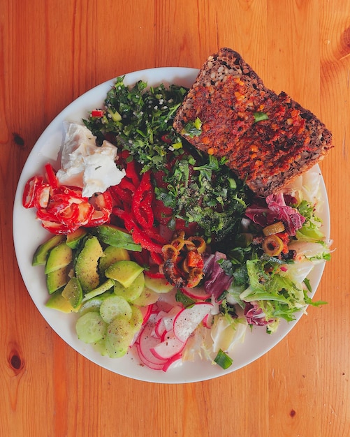 Foto vista de arriba de un plato de comida vegana saludable