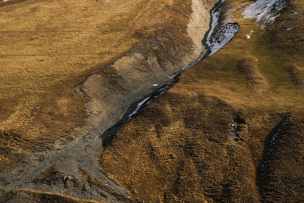 Foto vista desde arriba sobre las laderas de las montañas amarillas, naturaleza otoñal y aire limpio