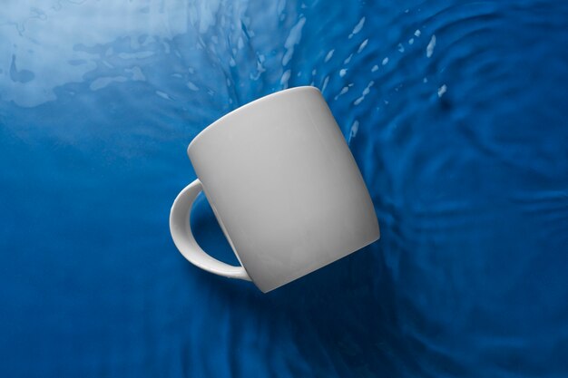 Foto vista desde arriba sobre la taza flotando en el agua