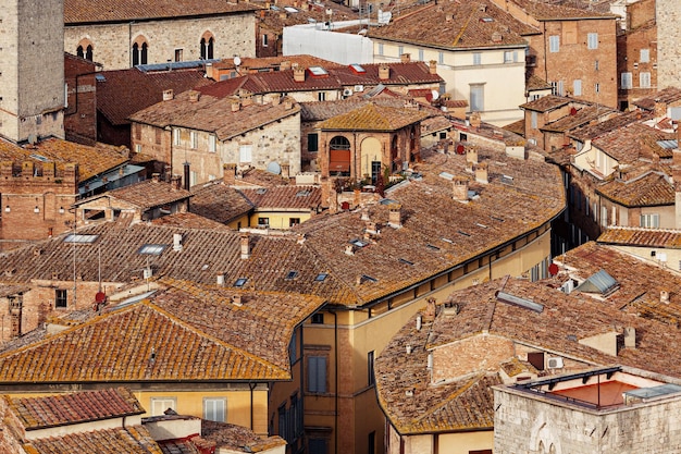 Vista desde arriba sobre los techos de las casas de la ciudad de Siena. Toscana. Italia