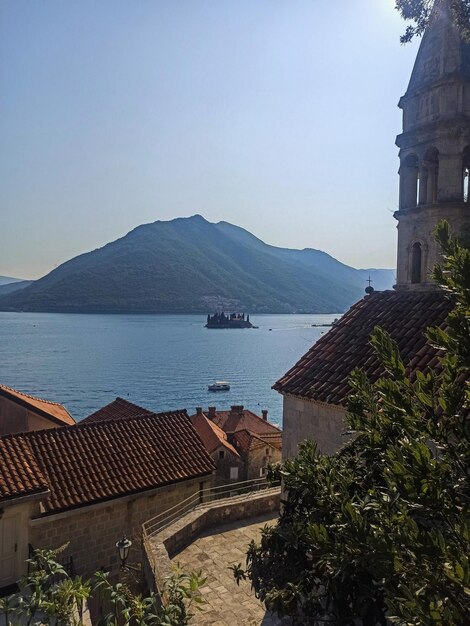 Vista desde arriba sobre techos mar con montaña en el casco antiguo de Perast Montenegro