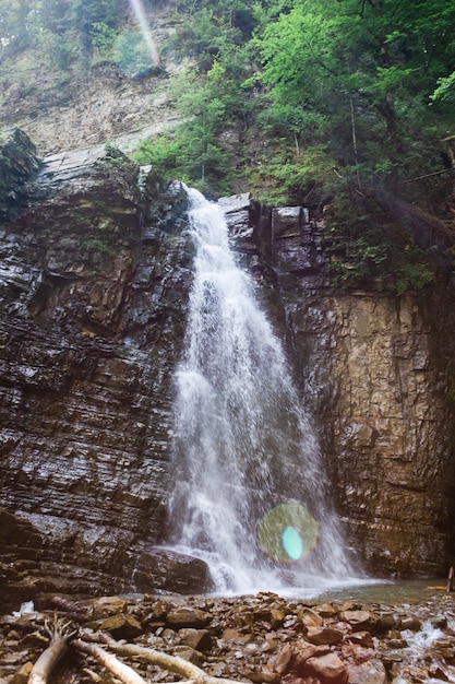 Vista del arroyo de las montañas de la cascada