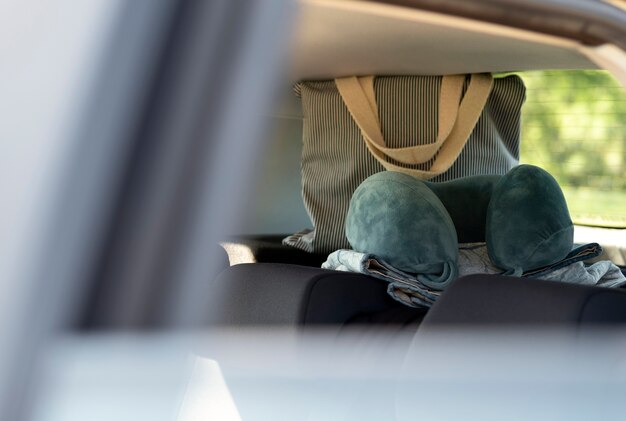 Foto vista de los artículos de viaje dentro del coche listo para el viaje