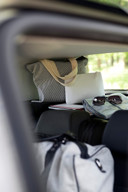 Vista de los artículos de viaje dentro del coche listo para el viaje