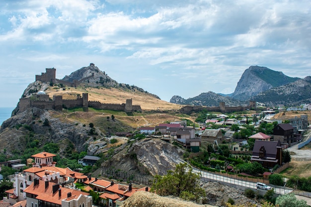 Vista às montanhas e à fortaleza. Crimea