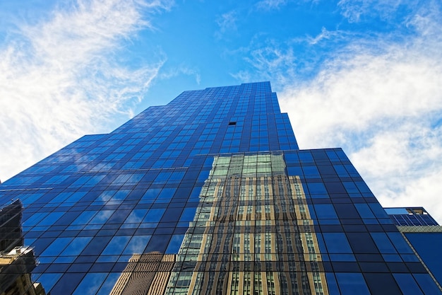 Vista ascendente de edifícios de escritórios modernos de vidro e aço na cidade de Nova York, EUA