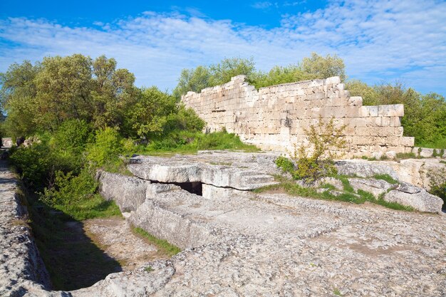 Vista del asentamiento de la antigua cueva de Chufut Kale (Crimea, Ucrania).
