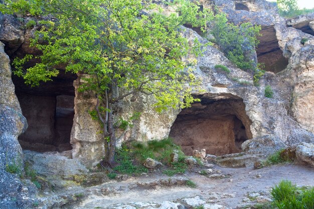 Vista del asentamiento de la antigua cueva de Chufut Kale (Crimea, Ucrania).