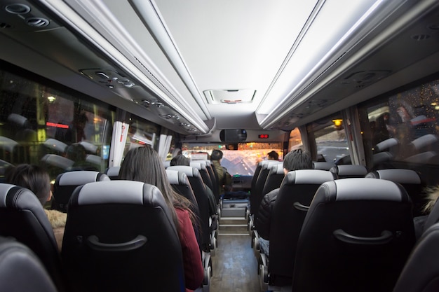 Vista desde el asiento trasero en un autobús