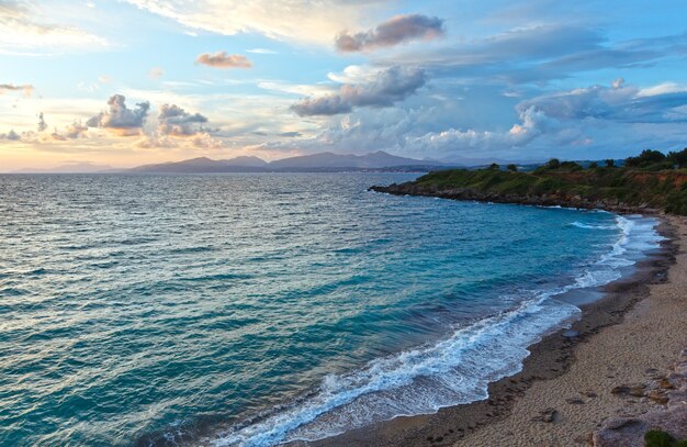 Vista del atardecer al mar desde Mytikas Beach Grecia, Lefkada, Mar Jónico.