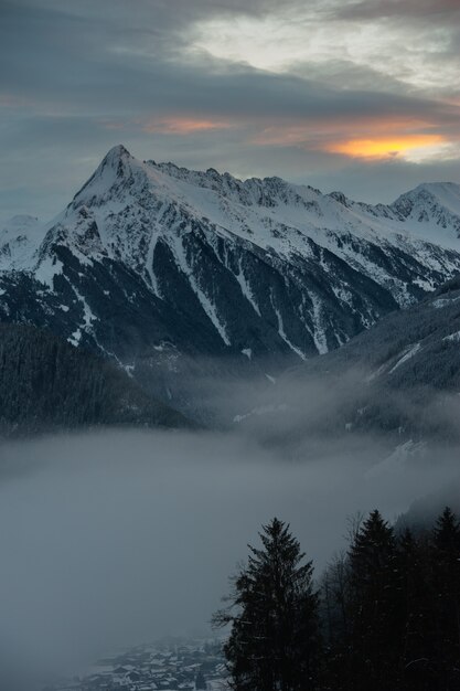 Vista del atardecer de los Alpes cubiertos de nieve en Austria.