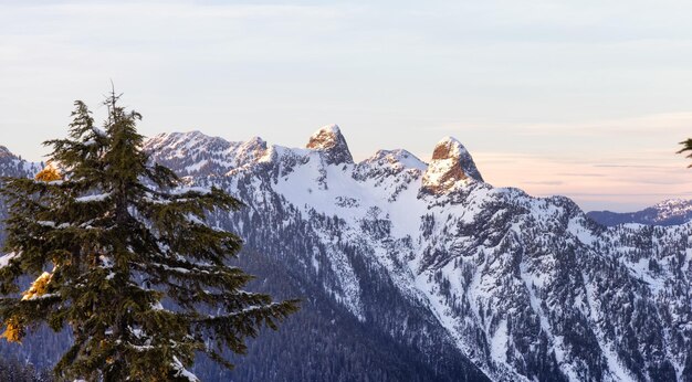 Vista del atardecer desde la cima de la montaña Hollyburn en la temporada de invierno