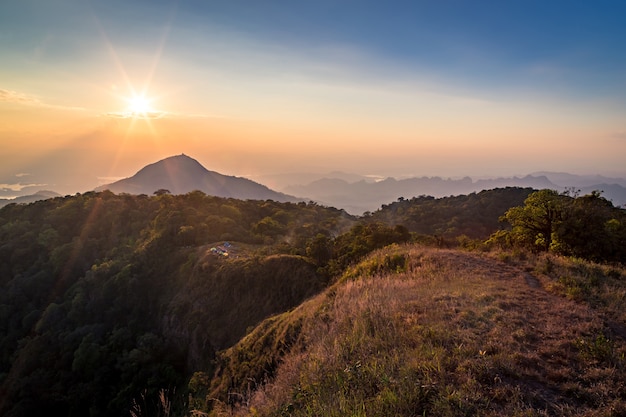 vista del atardecer desde la cima de la montaña