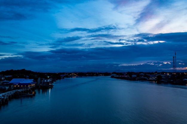 Vista del atardecer de la ciudad y el río en Tailandia.