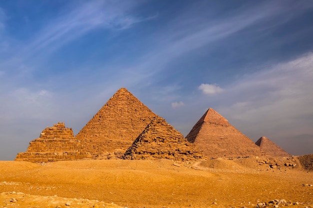 Vista del atardecer del complejo piramidal de Giza en El Cairo Egipto